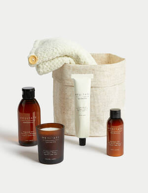 marksandspencer_XMAS2023_GIFTSHOP_T20_0634_Apothecary MEDITATE darkova wellness sada_rucnik_svicka_sprchovy gel_telove mleko_pepr mandarinka cypris cedr_599Kc_foto2.jpg